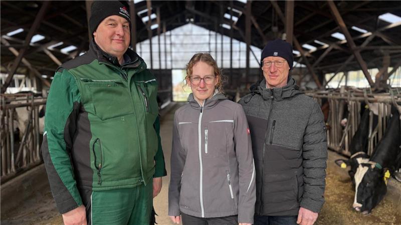 Landwirt Tobias Lühmann (von links), Auszubildende Neeke Bellmann und Lehrer Jörn Schulz.