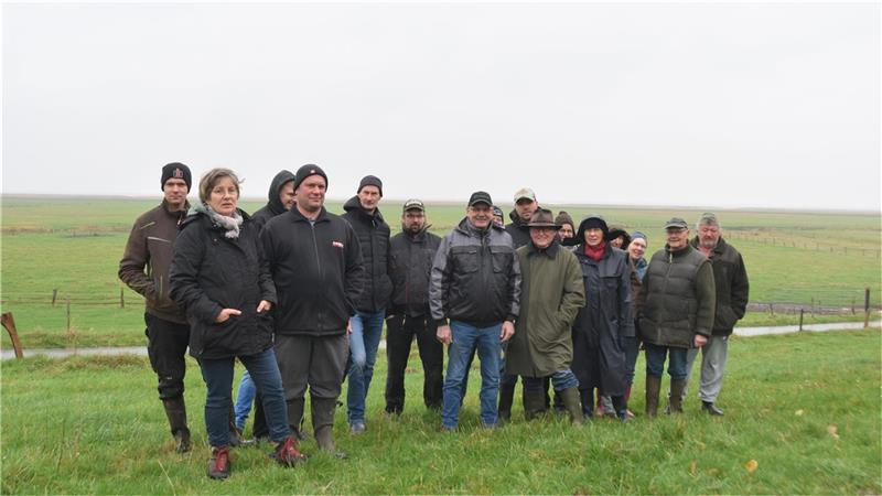 Landwirte, Schafhalter und Jäger aus Arensch und Cuxhaven halten eine Mahnwache für das gerissene Rind. Sie machen einen jungen Wolf für die grausame Tat verantwortlich. Foto: Hanke