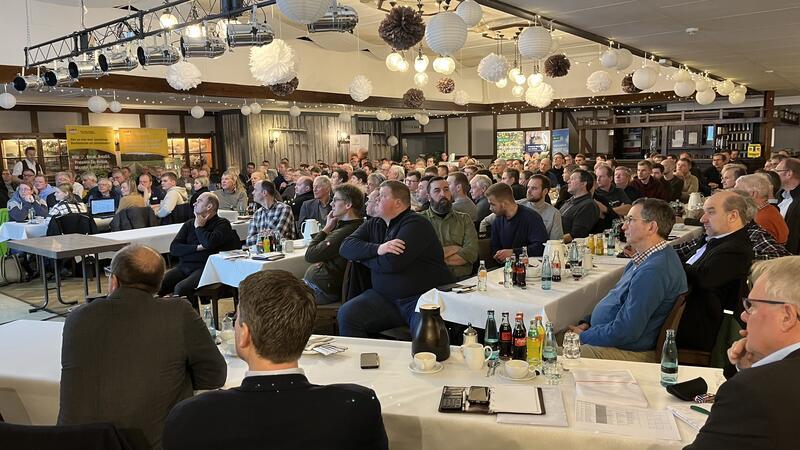 Landwirte aus ganz Norddeutschland besuchen den jährlichen Kartoffelsprechtag in Ahlerstedt, um sich über die neuesten Entwicklungen der Branche auszutauschen.