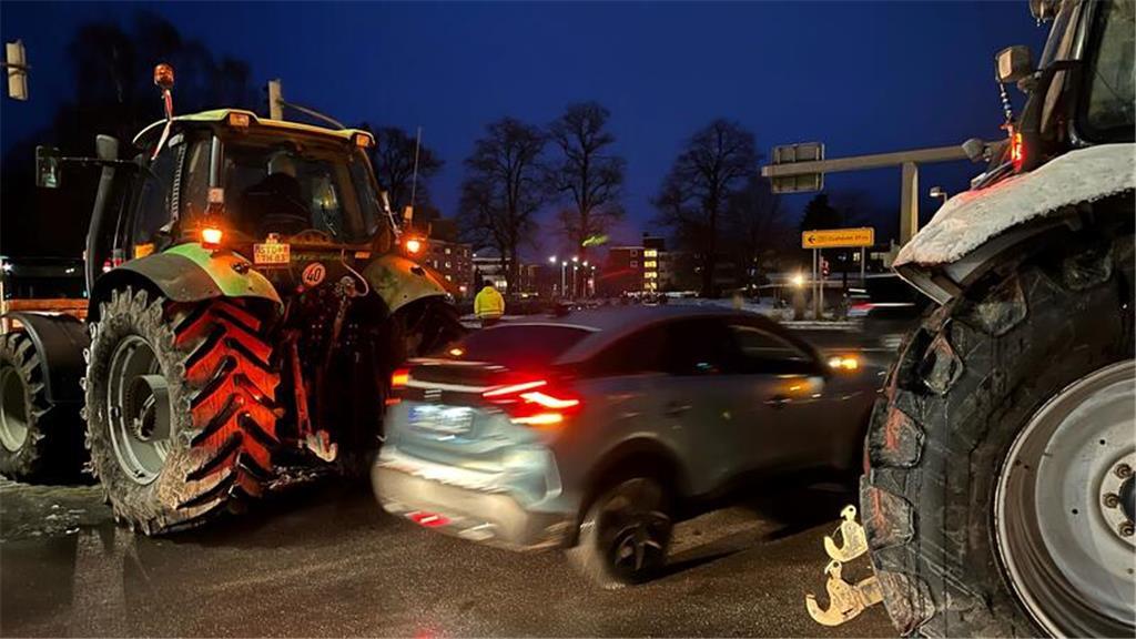 Landwirte bilden eine Gasse an der B73/B74-Kreuzung, um unter anderem Mitarbeite...