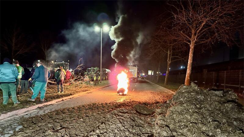 Bauernprotest in Magdeburg eskaliert: Gülle und brennende Reifen auf der Straße Landwirte blockieren mit Mist und brennenden Reifen eine Straße bei Magdeburg.