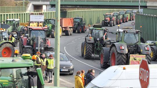 Landwirte blockieren mit Traktoren eine Zufahrt zum Hafen in Bremerhaven.