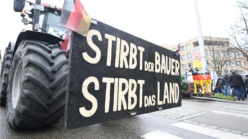 Landwirte demonstrieren mit einem Traktor mit einem Schild „Stirbt der Bauer, Stirbt das Land“ vor dem Landwirtschaftsministerium.