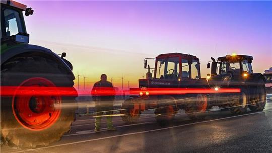 Landwirte demonstrieren mit ihren Trecker. Foto: Christian Charisius/dpa/Symbolbild