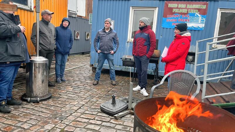 Stader Protestcamp: Was Landwirte und SPD-Politiker an der Feuertonne besprechen Landwirte diskutieren mit Corinna Lange (rechts) und Daniel Schneider (Zweiter von rechts).