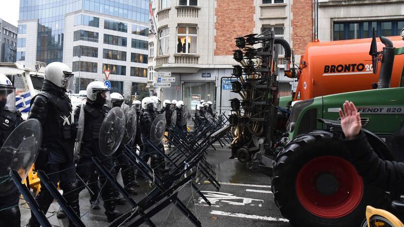 Der Bauernprotest in Brüssel eskaliert Landwirte durchbrachen bei ihrer Demonstration in Brüssel einige der von der Polizei errichteten Barrikaden.