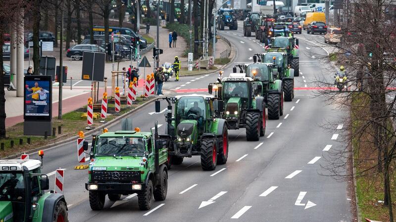 Landwirte protestieren in Hamburg gegen Ampel-Steuerpläne Landwirte fahren mit Traktoren und landwirtschaftlichen Fahrzeugen durch die Innenstadt.