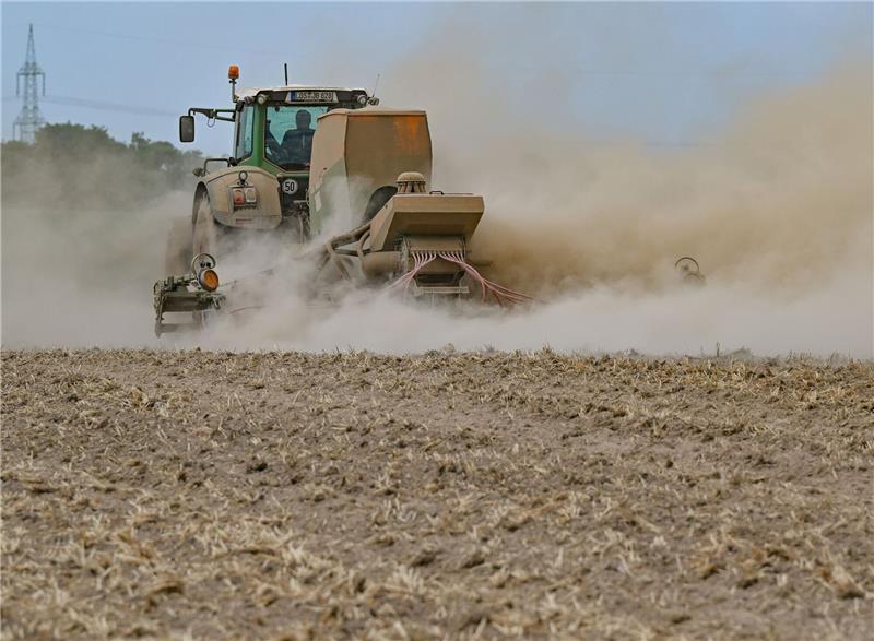 Per App gegen vertrocknete Äcker: Neue Technologie soll Landwirten durch heiße Sommer helfen Landwirte haben aktuell mit Wasserknappheit zu kämpfen. In Zukunft könnte die Bewässerung per App koordiniert werden. Foto: dpa