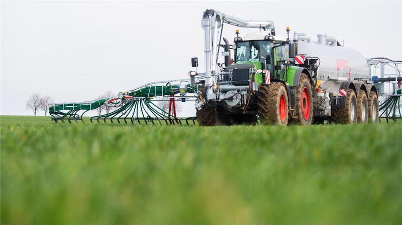 Landwirte halten die Dünge-Beschränkungen in den sogenannten roten Gebieten für unverhältnismäßig. (Archivbild)