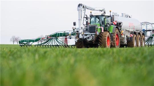 Landwirte halten die Dünge-Beschränkungen in den sogenannten roten Gebieten für unverhältnismäßig. (Archivbild)