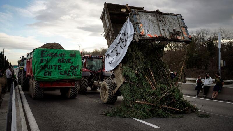 Landwirte rufen zur Blockade von Paris auf Landwirte kippen Zweige und Äste auf die Fahrbahn, während sie eine Autobahn in der Nähe von Lyon blockieren.