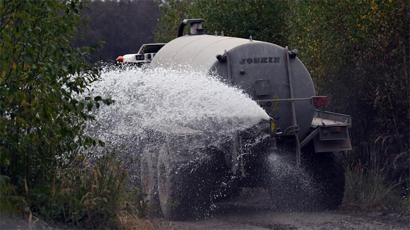 Landwirte mit Wassertanks unterstützen die Löscharbeiten beim Waldbrand im Hürtgenwald. 