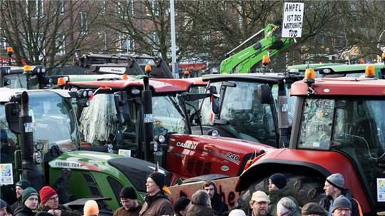 Landwirte mit ihren Treckern stehen bei einer Kundgebung auf dem Exerzierplatz.