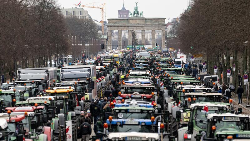 Landwirte nehmen mit Traktoren an einer Demonstration des Deutschen Bauernverbandes unter dem Motto «Zu viel ist zu viel! Jetzt ist Schluss!» vor dem Brandenburger Tor teil.