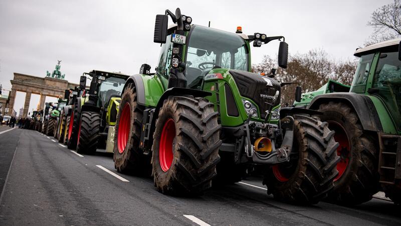 Landwirte nehmen mit Traktoren auf einer Demonstration des Deutschen Bauernverbandes unter dem Motto „Zu viel ist zu viel! Jetzt ist Schluss!“ teil.