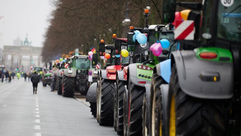 Scholz ruft bei Bauernprotesten zu „Maß und Mitte“ auf Landwirte stehen mit ihren Traktoren auf der Straße des 17. Juni in Berlin.