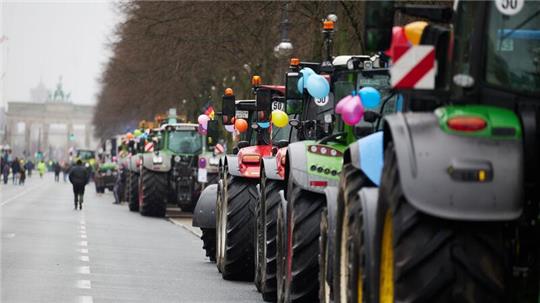 Landwirte stehen mit ihren Traktoren auf der Straße des 17. Juni in Berlin.