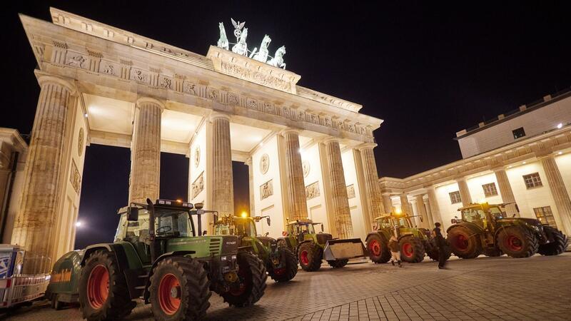 Bilder des Tages Landwirte stehen mit ihren Traktoren vor dem Brandenburger Tor. Hunderte Landwirte haben sich auf den Weg nach Berlin gemacht, um gegen den geplanten Stopp der Agrardiesel-Subvention zu demonstrieren.