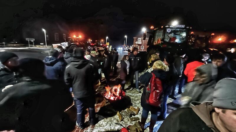 Über mehrere Stunden herrscht bei den Landwirten am Kreisverkehr in Himmelpforten am Mittwochabend ein reges Treiben.
