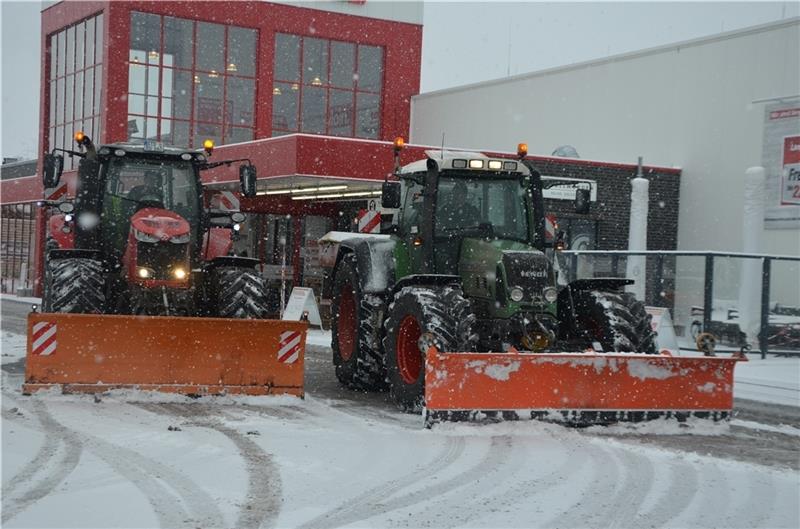 Landwirte und Lohnunternehmer sind mit im Einsatz , um Straßen und Parkplätze vom Schnee zu räumen. Foto: von Allwörden