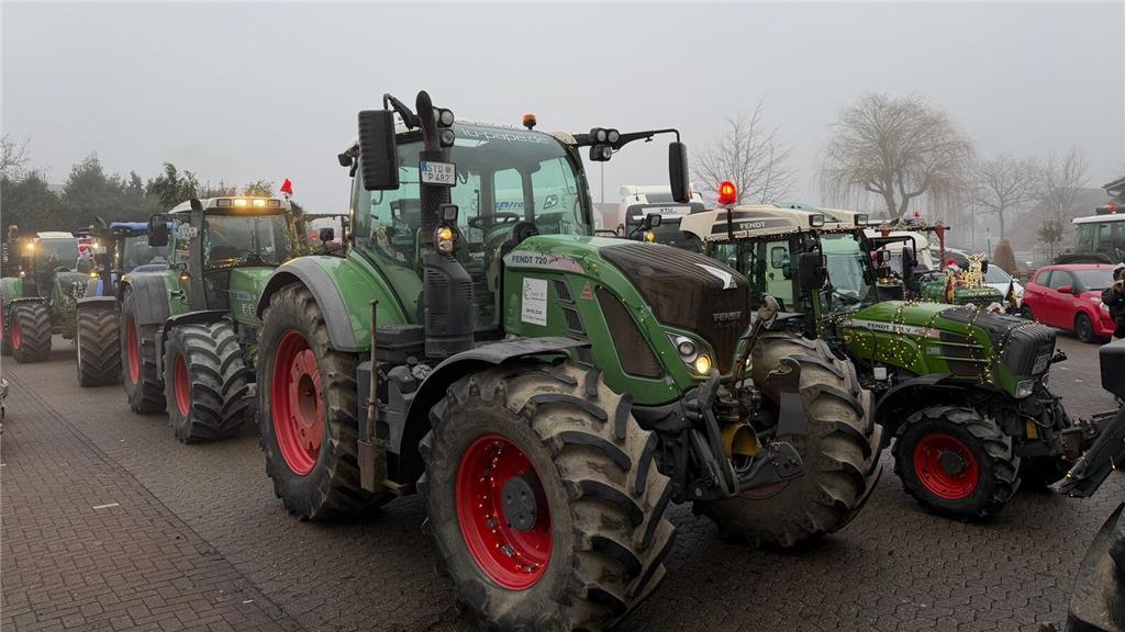 Landwirte und Traktoren versammeln sich auf dem Pfingstmarktplatz in Neukloster....