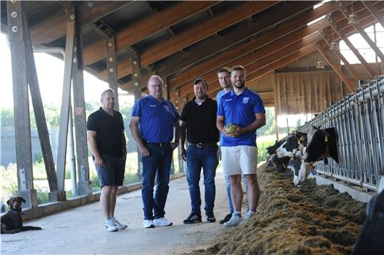 Landwirte und die Handballer des VfL Fredenbeck arbeiten unter der Überschrift „bodenständig“ in der kommenden Saison zusammen: Christoph Brinckmann, Lars Müller, Jan-Hendrik Bremer, Jost Robohm und Ole Richter (von links). Foto: Berlin