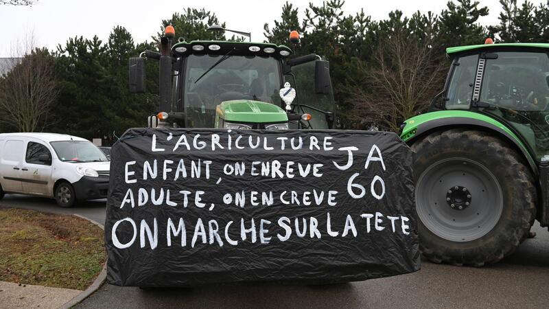 Bauernproteste in Frankreich weiten sich aus Landwirte vor einer Demonstration in der Nähe von Beauvais in Nordfrankreich. Auf dem Banner steht: Landwirtschaft, ein Kindheitstraum, der uns als Erwachsene umbringt. Die Welt ist aus den Fugen geraten.