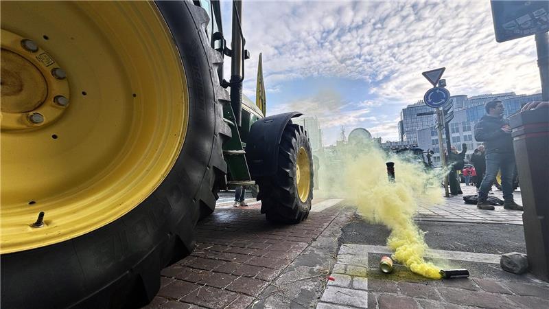 Landwirte ziehen mit ihren Traktoren durch die Straßen Brüssels. 