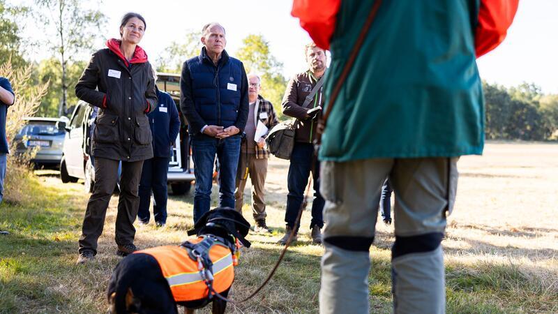 Niedersachsen rüstet sich gegen Afrikanische Schweinepest Landwirtschaftministerin Miriam Staudte (Grüne) nimmt an der Übung zur Eindämmung der Afrikanischen Schweinepest teil.