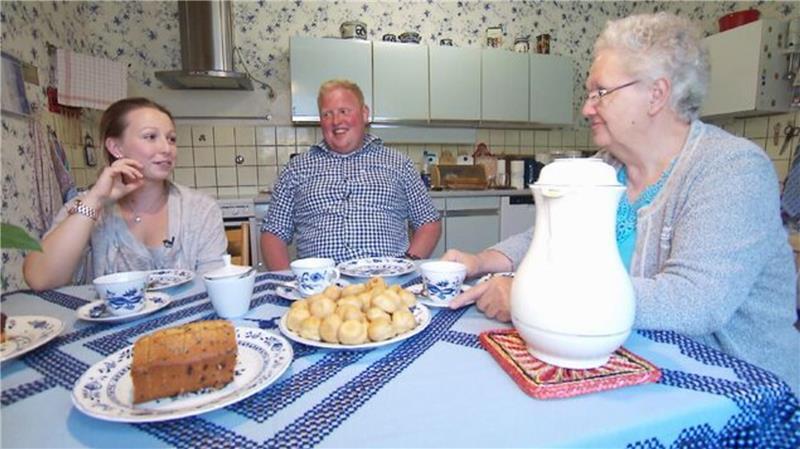 Landwirtschaftsmeister Niels Allmers (M.) war 2018 bei "Bauer sucht Frau" als erster Teilnehmer aus dem Cuxland dabei. Auf dem Hof begrüßten er und seine Oma Margitta (r.) die Kandidatin Laura Martina (l.). 