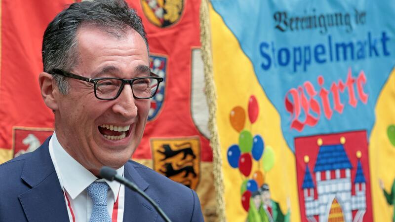 Landwirtschaftsminister Cem Özdemir hat Spaß beim Stoppelmarkt in Vechta. 