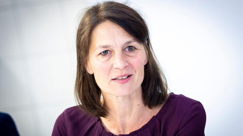 Landwirtschaftsministerin Miriam Staudte (Bündnis 90/Die Grünen) will konventionellen und Öko-Betrieben bei der Hofübergabe helfen. (Archivfoto)