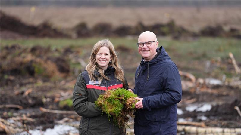 Landwirtschaftsministerin Schmachtenberg (CDU) und Umweltminister Goldschmidt (Grüne) ziehen bei der Renaturierung von Mooren an einem Strang.