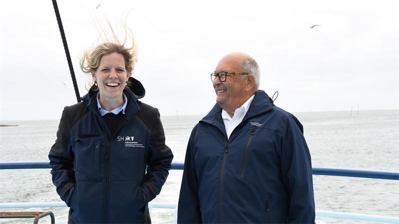 Landwirtschaftsministerin Schmachtenberg und der Vorsitzende der Erzeugergemeinschaft, Heinz Maurus. Die Erzeugerorganisation schleswig-holsteinischer Muschelzüchter hat in Hörnum auf Sylt die diesjährige Muschelsaison eröffnet. 
