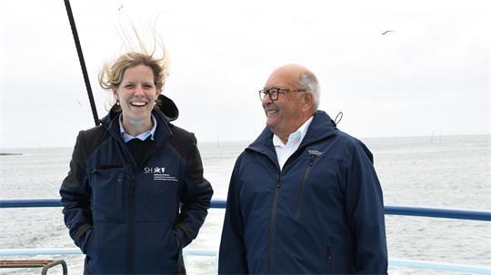Landwirtschaftsministerin Schmachtenberg und der Vorsitzende der Erzeugergemeinschaft, Heinz Maurus. Die Erzeugerorganisation schleswig-holsteinischer Muschelzüchter hat in Hörnum auf Sylt die diesjährige Muschelsaison eröffnet. 
