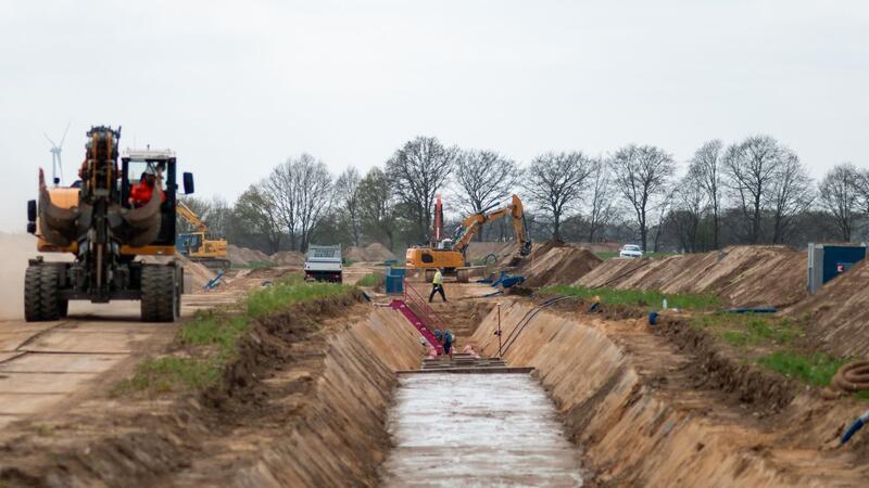 Landwirtschaftsverbände aus Niedersachsen, NRW und Hessen haben mit dem Übertragungsnetzbetreiber Amprion eine Rahmenregelung für die Umsetzung von Erdkabelprojekten vereinbart. (Archivbild)