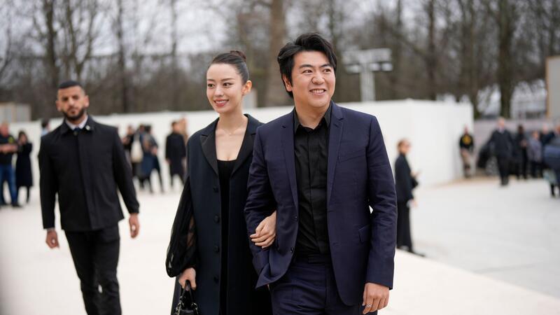 „Eine andere Seite von mir“ - Neues Album von Lang Lang Lang Lang kommt mit seiner Frau Gina Alice Redlinger während der Pariser Modewoche zur Dior-Show.