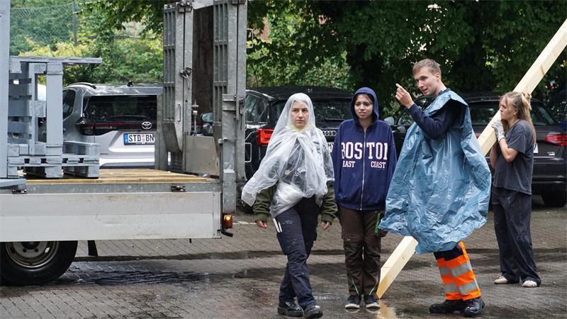 Lang anhaltender Regen am Sonntag hält die Studierenden nicht von ihrer Arbeit ab. Das Bild entstand an der Hochschule 21.