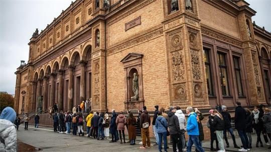 Lange Besucherschlangen vor der Kunsthalle beim Aktionstag 2024. Auch in diesem Jahr ist die Hamburger Kunsthalle bei „#seeforfree“ am Reformationstag dabei. (Archivfoto)