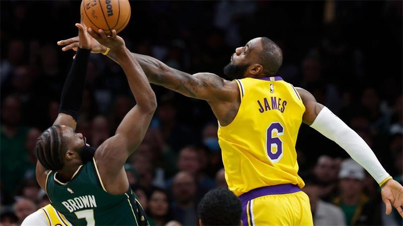 Warum Basketball-König James auf 100 Millionen verzichtet Lange Gegner, nun Kollegen: Jaylen Brown und LeBron James. (Archivbild)