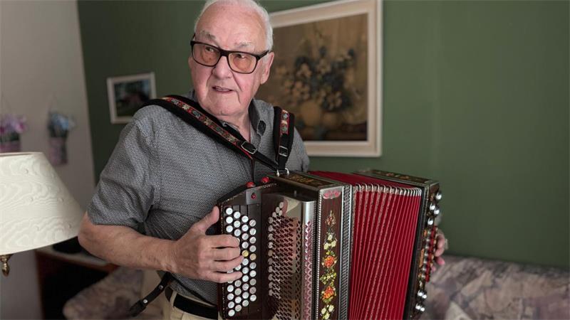 Fast kam die Mauer dazwischen: Kochs feiern 65 Ehejahre in Ahlerstedt Lange Jahre war Erich Koch im Vorstand der Auetaler Ziehharmonikaspieler. Noch heute spielt er gerne auf seinem Instrument.