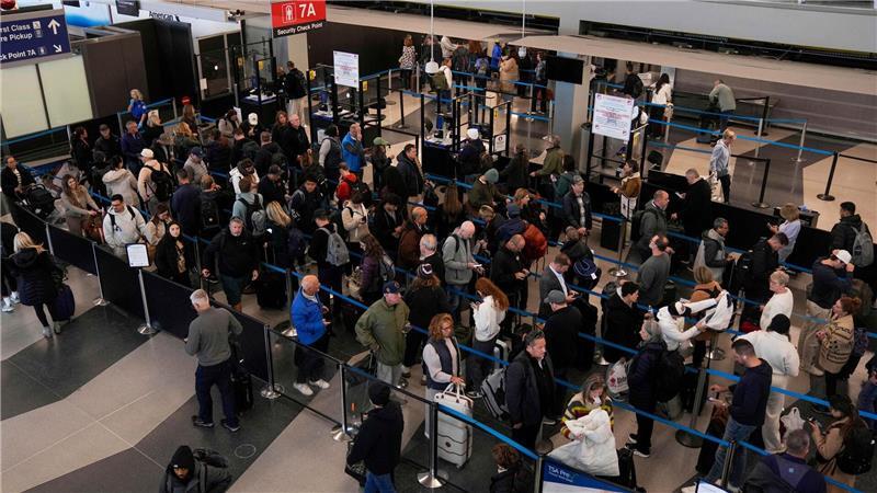 Lange Schlange wegen des Shutdowns am Flughafen Chicago.