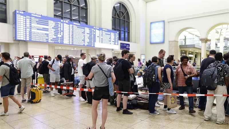 Lange Schlangen am Infoschalter im Bahnhof in Hannover.