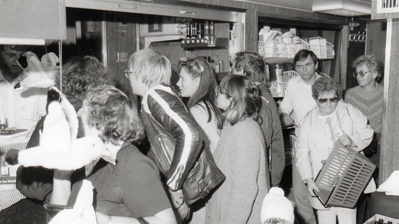Lange Schlangen bildeten sich in den 1980er Jahren an den Verkaufstresen der Butterfahrtschiffe. Das ging so lange gut, bis die EU, damals noch Europäische Gemeinschaft, Einspruch erhob.