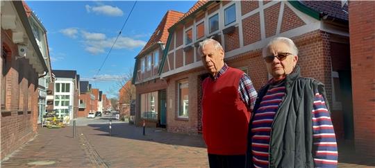 Lange Straße heute: Erich und Elke Thumann wohnen im Haus von Familie Wilckens (rechts) gegenüber von Stechmann (links). Fotos: Lohmann (2)