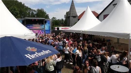 Lange Warteschlangen an den Tresen und dann wurde nachmittags das Wasser im Ausschank knapp, wie Besucher der Frühtanz-Party in Steinau kritisieren