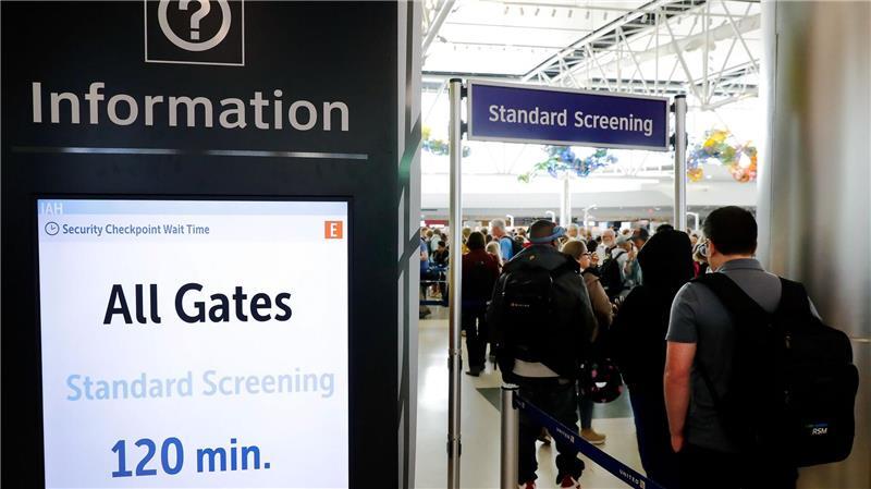 Trump: ICE-Beamte am Montag an Flughäfen im Einsatz Lange Warteschlangen auf Flughafen in Houston. (Archivfoto)