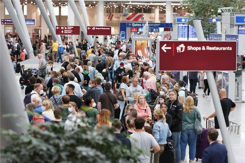 Lange Warteschlangen wie hier im Düsseldorfer Flughafen, sind an vielen Flughäfen derzeit an der Tagesordnung. Foto: David Young/dpa