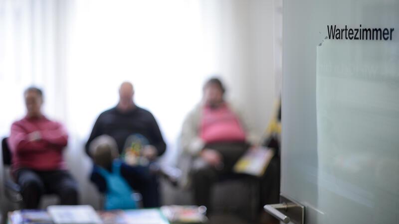 Patienten warten im Wartezimmer einer Arztpraxis.