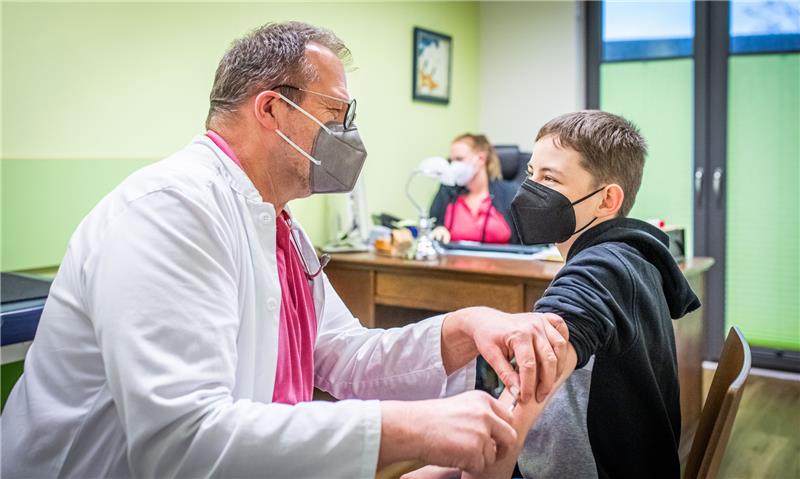 Langer Atem erforderlich: Kinder-Allergologe Bernd Hahner verabreicht Lars (14) ein Präparat zur Hyposensibilisierung. Die Spritzen müssen drei Jahre lang regelmäßig gegeben werden. Foto: Hartmann